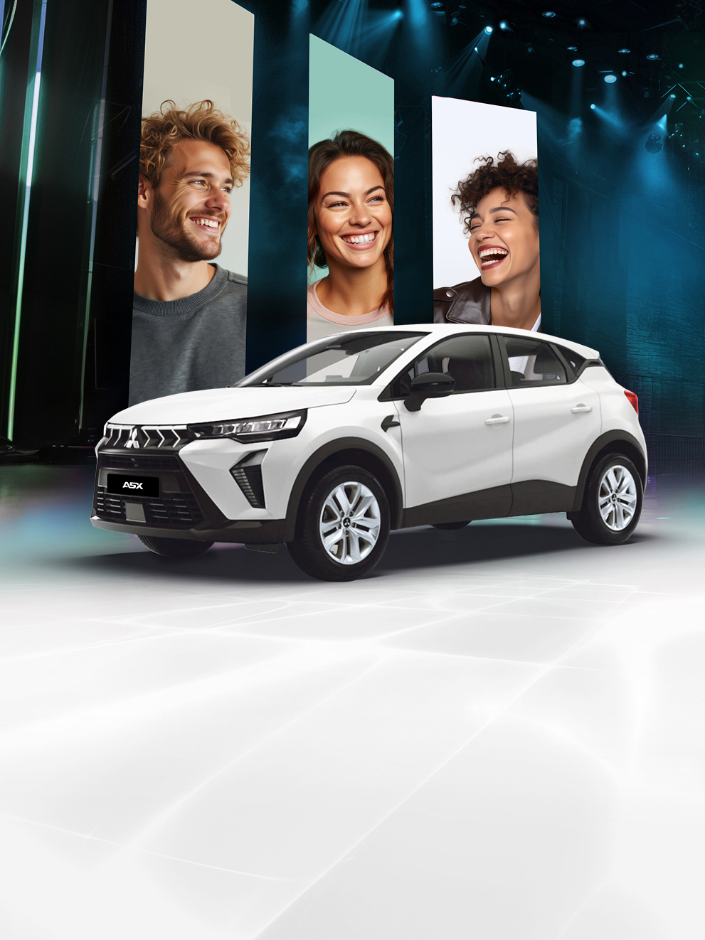 Mitsubishi ASX Diamant in Weiß mit drei lächelnden Personen vor modernem Bühnen-Setting mit blauer Beleuchtung